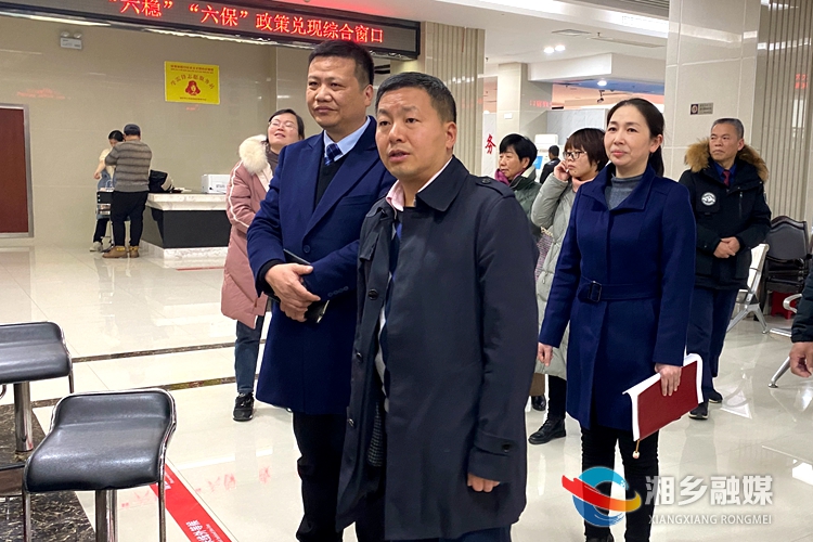 調研組一行在窗口了解相關情況。.jpg 調研組一行在窗口了解相關情況。.jpg